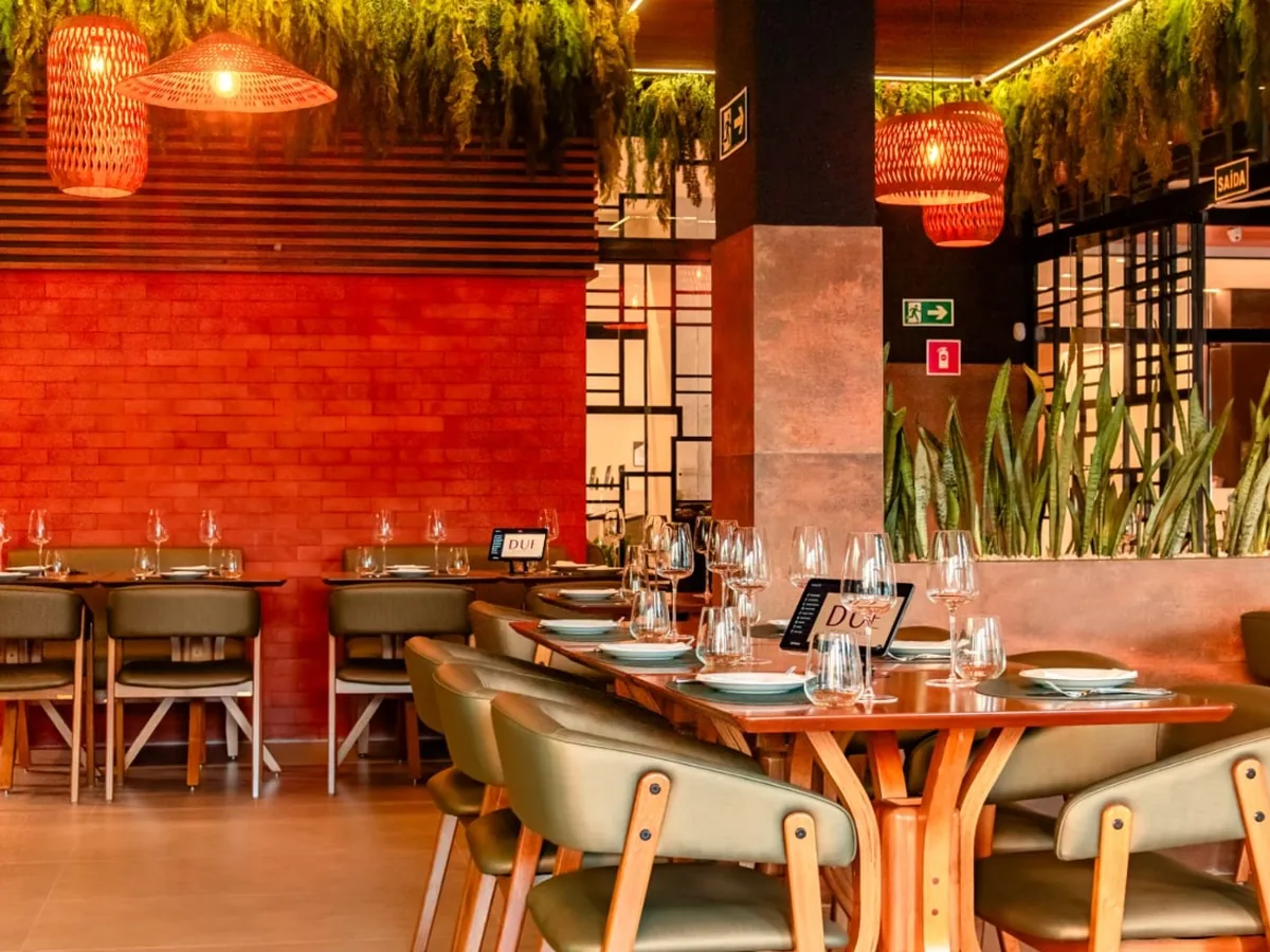 Salão do DUE Restaurante com parede de destaque, projeto da ArkiFood
