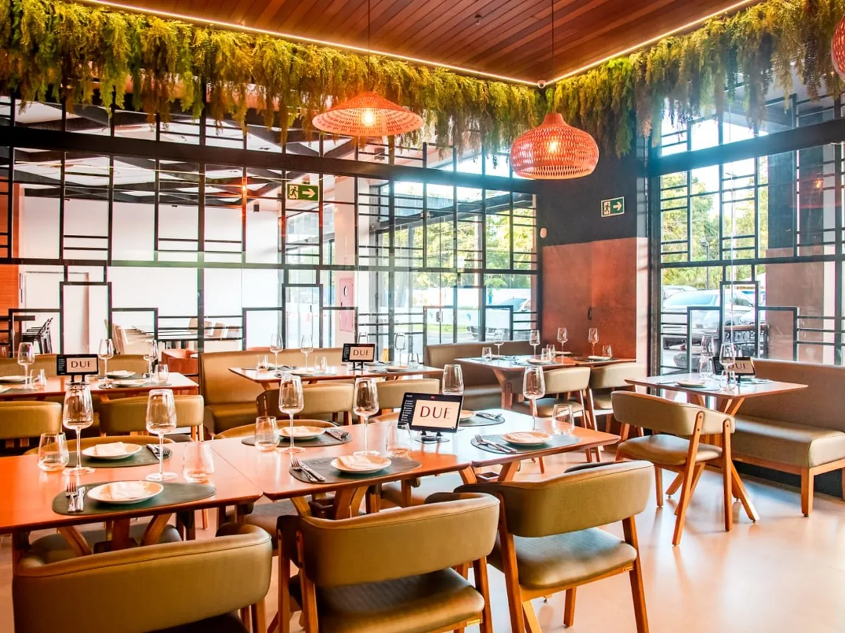 Salão do DUE Restaurante com vista para a rua, projeto da ArkiFood